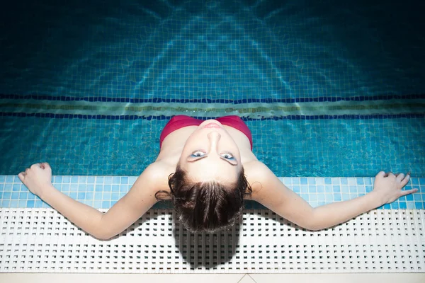 Brunette in pool — Stock Photo, Image