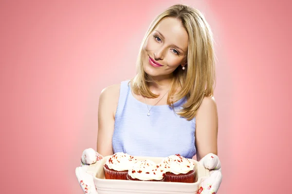 Женщина держит торты — стоковое фото