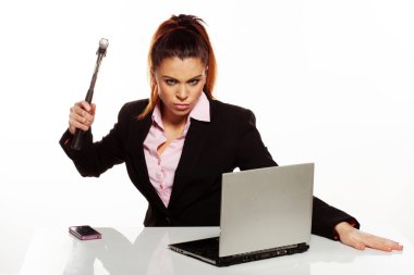 öfkeli kadın laptopunu için çekiç yetiştirme