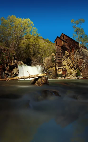 Gebouw van de rivier in crystal molen spookstad — Stockfoto