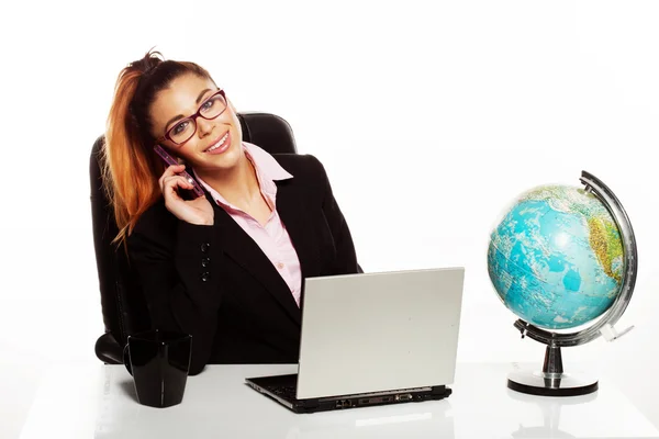 Mulher de negócios falando ao telefone — Fotografia de Stock