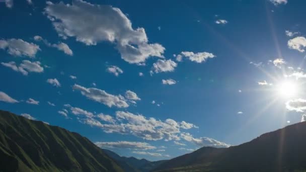 Blauer bewölkter Himmel mit Sonnenaufgang — Stockvideo