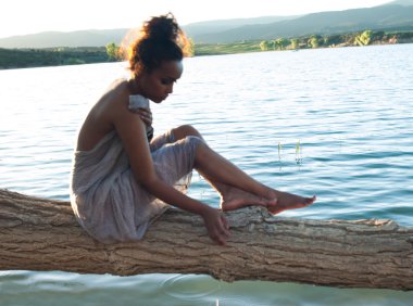 Güneş tarafından dalgın güzel kadın arkadan aydınlatmalı