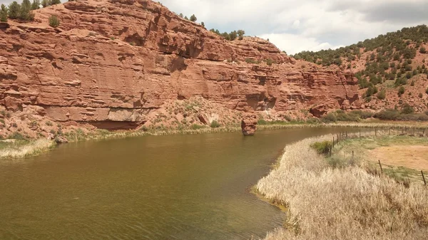 Río curvo más allá de acantilados rocosos erosionados —  Fotos de Stock