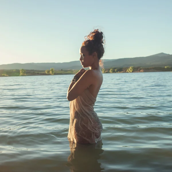 Hermosa mujer joven en el agua —  Fotos de Stock