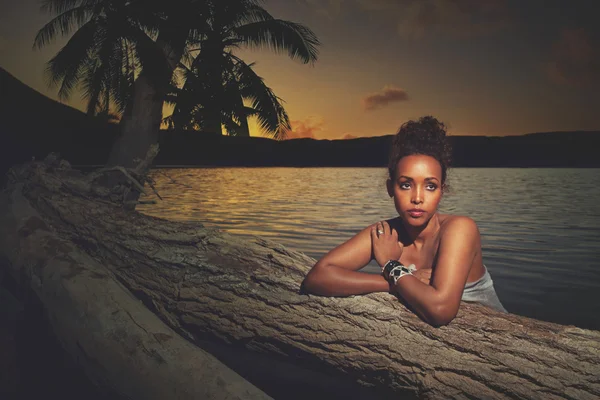 Pôr do sol retrato de uma bela menina asiática — Fotografia de Stock