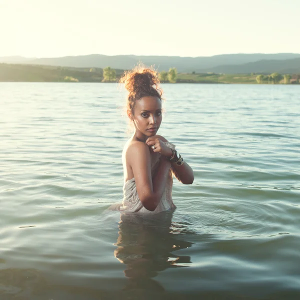 Krásná žena waist vysoko ve vodě — Stock fotografie