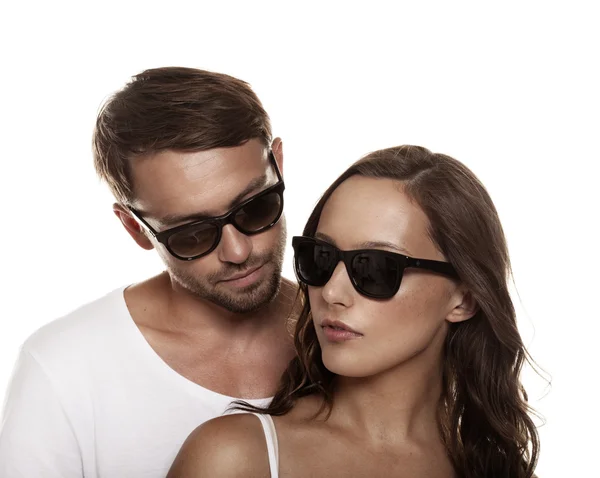 Beyaz bir arka plan üzerinde izole güneş gözlüğü takan Çift — Stok fotoğraf