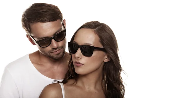 Beyaz bir arka plan üzerinde izole güneş gözlüğü takan Çift — Stok fotoğraf