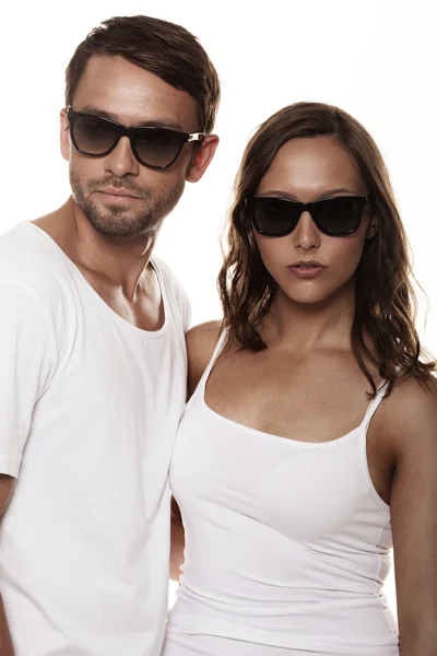 Couple wearing sunglasses isolated over a white background — Stock Photo, Image