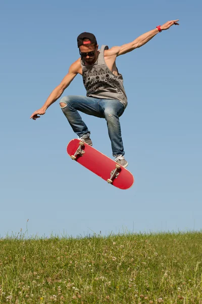 Skateboardista, skáče do vzduchu — Stock fotografie