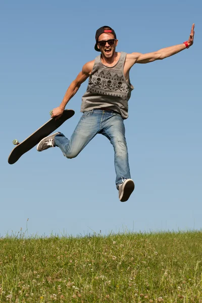 Skateboardista, skáče do vzduchu — Stock fotografie
