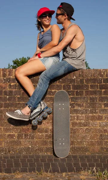 Skateboarder couple — Stock Photo, Image