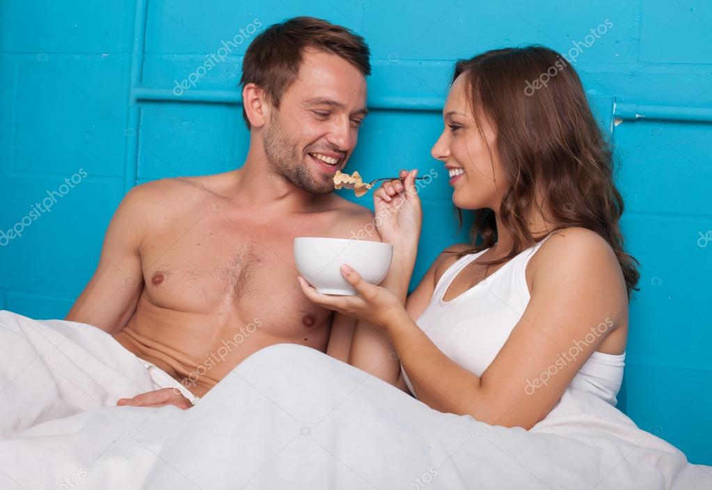 Муж и жена пригласили шлюшку к себе в постель