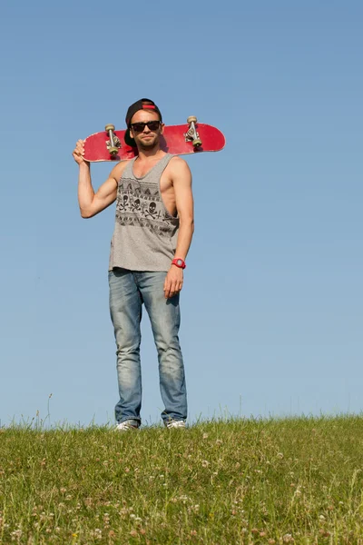 Uomo con uno skateboard — Foto Stock