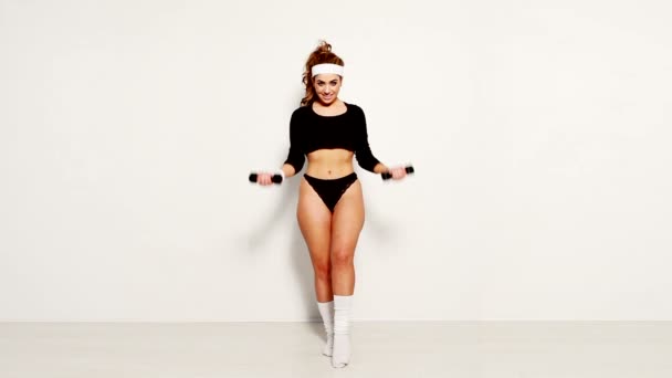 Sexy mulher apto exercitar com os halteres — Vídeo de Stock