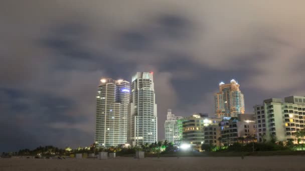 Timelapse de la playa de Miami en los edificios nocturnos de la ciudad — Vídeos de Stock