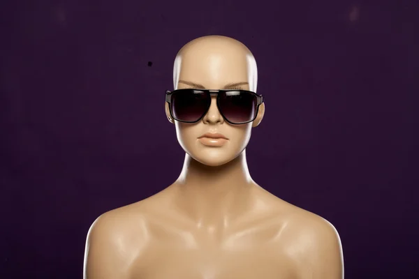 Mannequin portant des lunettes de soleil mode — Photo