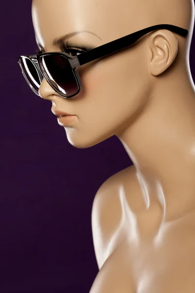 Mannequin portant des lunettes de soleil mode — Photo