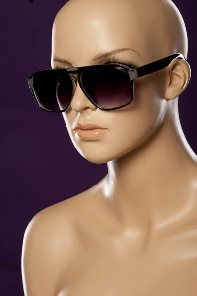 Mannequin wearing fashion sunglasses — Stock Photo, Image