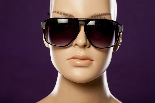 Mannequin wearing fashion sunglasses — Stock Photo, Image