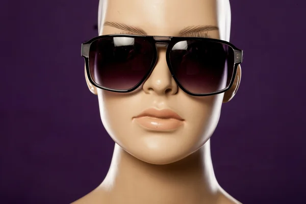 Maniquí con gafas de sol de moda —  Fotos de Stock