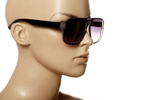 Skyltdocka bär fashion solglasögon — Stockfoto