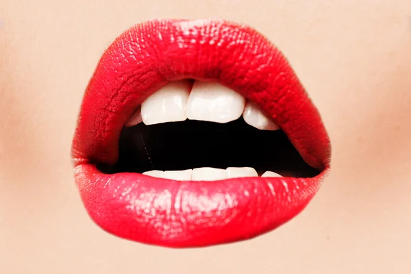 Mulher bonita com lábios brilhantes vermelhos close-up — Fotografia de Stock