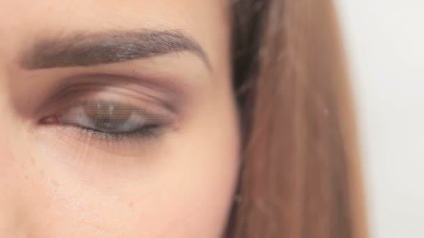 Mladá žena s přirozeným make-upem — Stock video