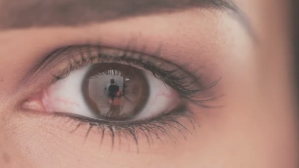 Глаз молодой женщины с натуральным макияжем — стоковое видео