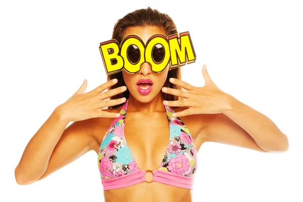 Vacker flicka firar bär boom solglasögon — Stockfoto