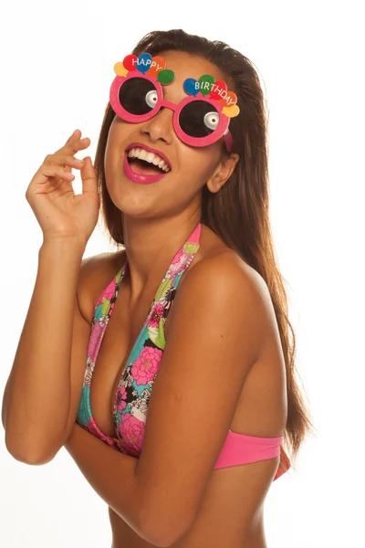 Meisje vieren dragen verjaardag zonnebril op wit — Stockfoto