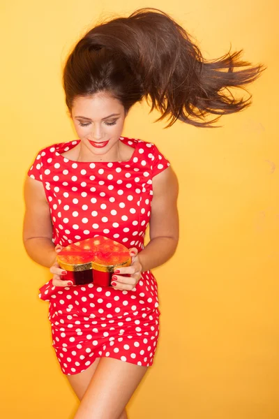 Mulher quente usando bolinhas vermelhas vestido com estilete preto — Fotografia de Stock