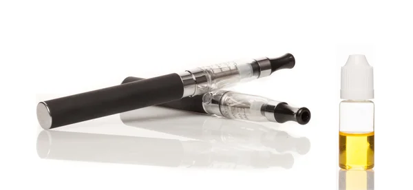 Black electronic cigarette (e-cigarette) with e-liquid bottle — Stock Photo, Image