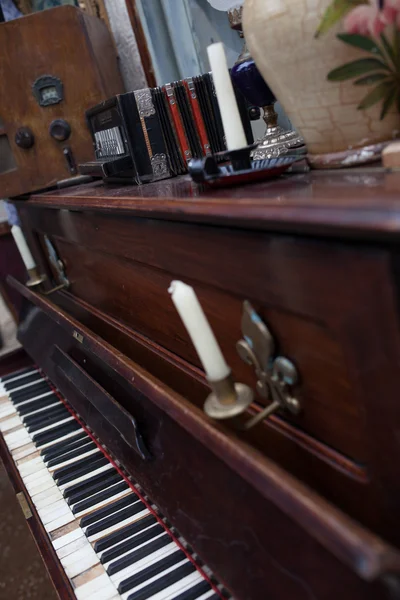 Открытое винтажное пианино со свечами — стоковое фото