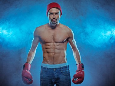 Dumanlı arka plan atletik genç boksör