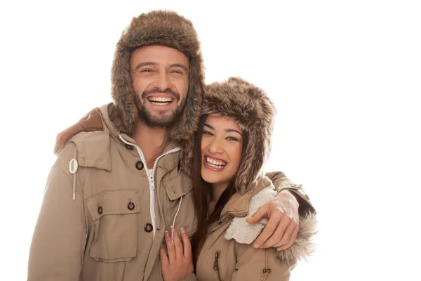 Coppia ridente nella moda invernale — Foto Stock