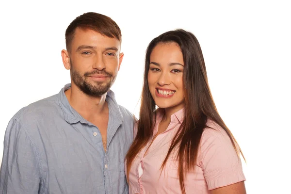 Atraente de um jovem casal sorridente — Fotografia de Stock