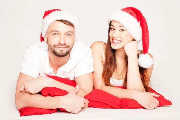 Jovem casal feliz em um clima de Natal — Fotografia de Stock