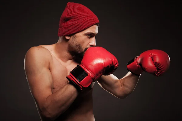 Boxeador caucásico joven y en forma — Foto de Stock