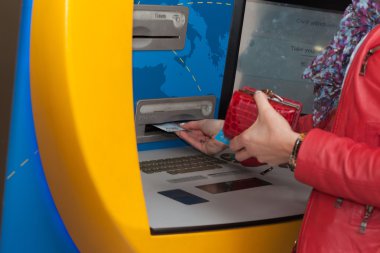 kadın bir banka ATM Para Çekme