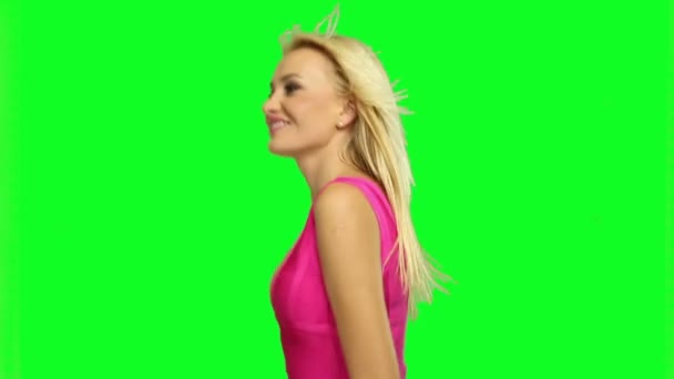 Mujer rubia bailando, sobre fondo fluorescente — Vídeo de stock