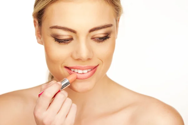 Mooie jonge vrouw met lippenstift — Stockfoto