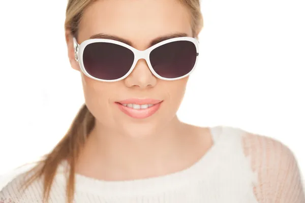 Jonge blonde vrouw met sunglases, — Stockfoto