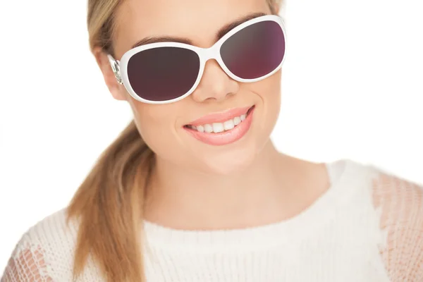 Jonge blonde vrouw met sunglases, — Stockfoto