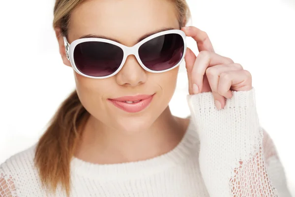 Jovem loira mulher com óculos de sol , — Fotografia de Stock