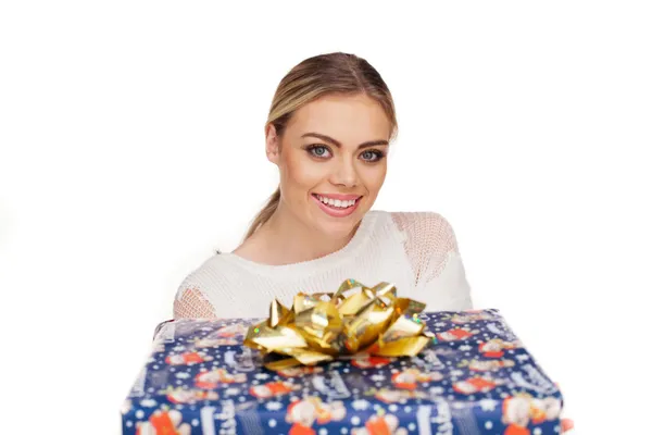Mujer sostiene un regalo envuelto en papel de Navidad — Foto de Stock