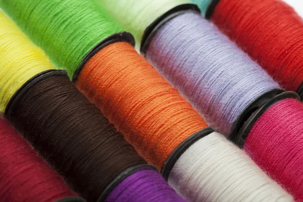 Sfondo fatto di fili colorati per cucire — Foto Stock