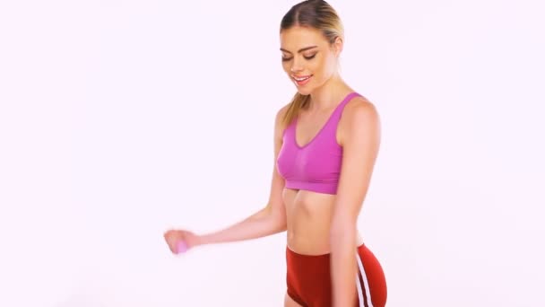 Fit mujer haciendo ejercicio con mancuernas — Vídeos de Stock