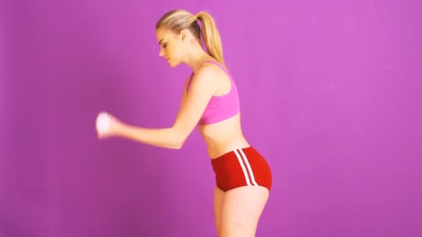 Fit mujer haciendo ejercicio con mancuernas — Vídeo de stock